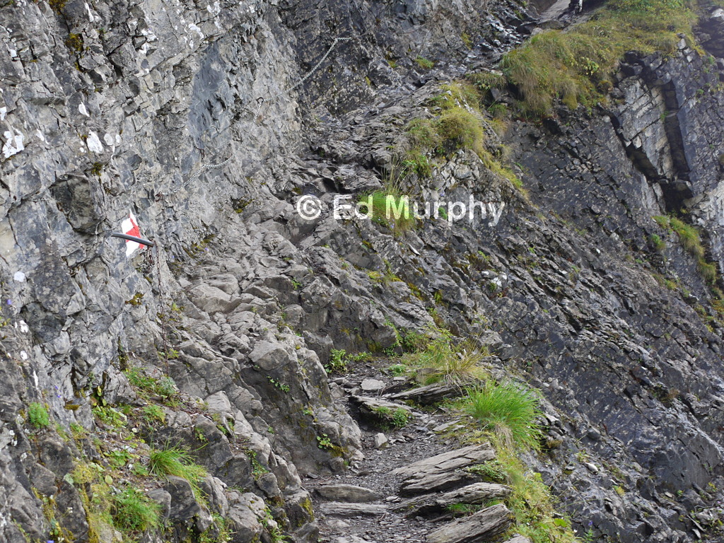Cliff section on the path to the Flueseeli