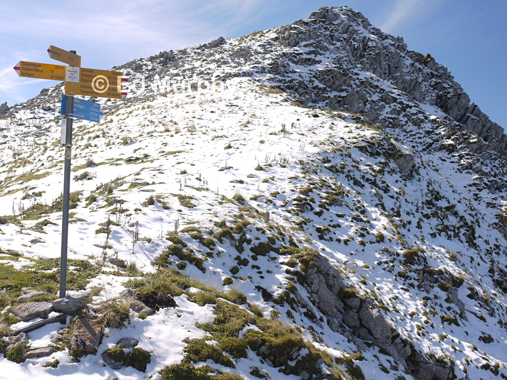 The Kaiseregg Pass in early autumn snow