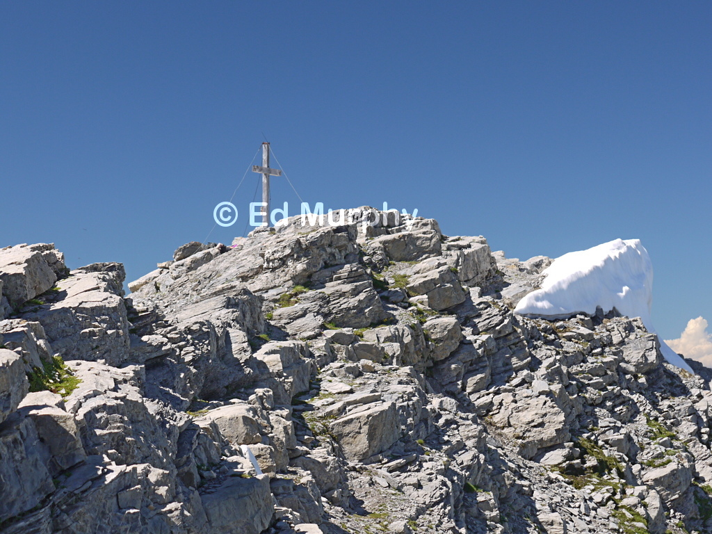 The Hutstock's summit cross and the last of the winter snow