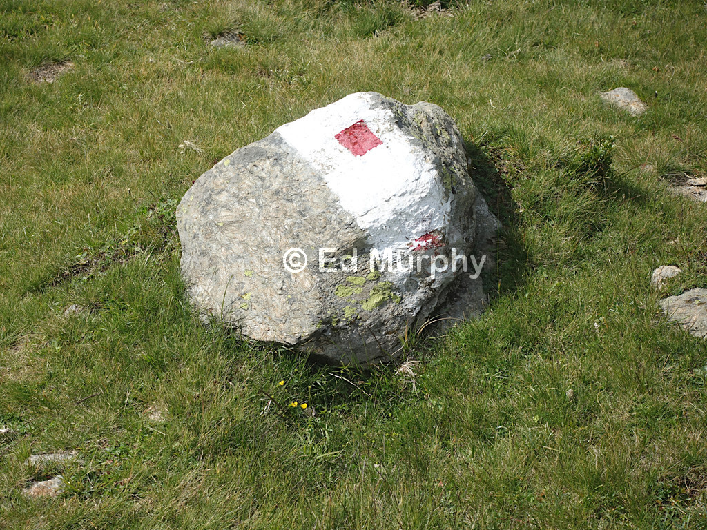 Eccentric path markings on the way up Piz Chavalatsch