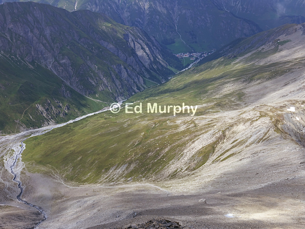 Almost the whole of the track from Samnaun is visible from the Muttler's summit